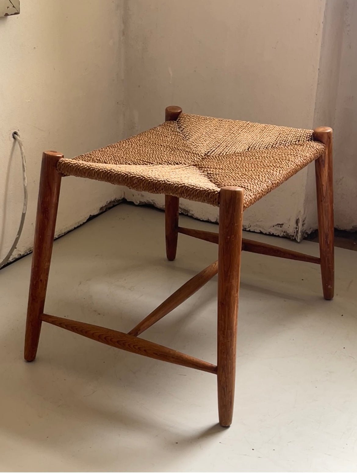 Sigune Daläge Hocker Holz Schnurgeflecht braun 1950 / 1960 - vintseekers