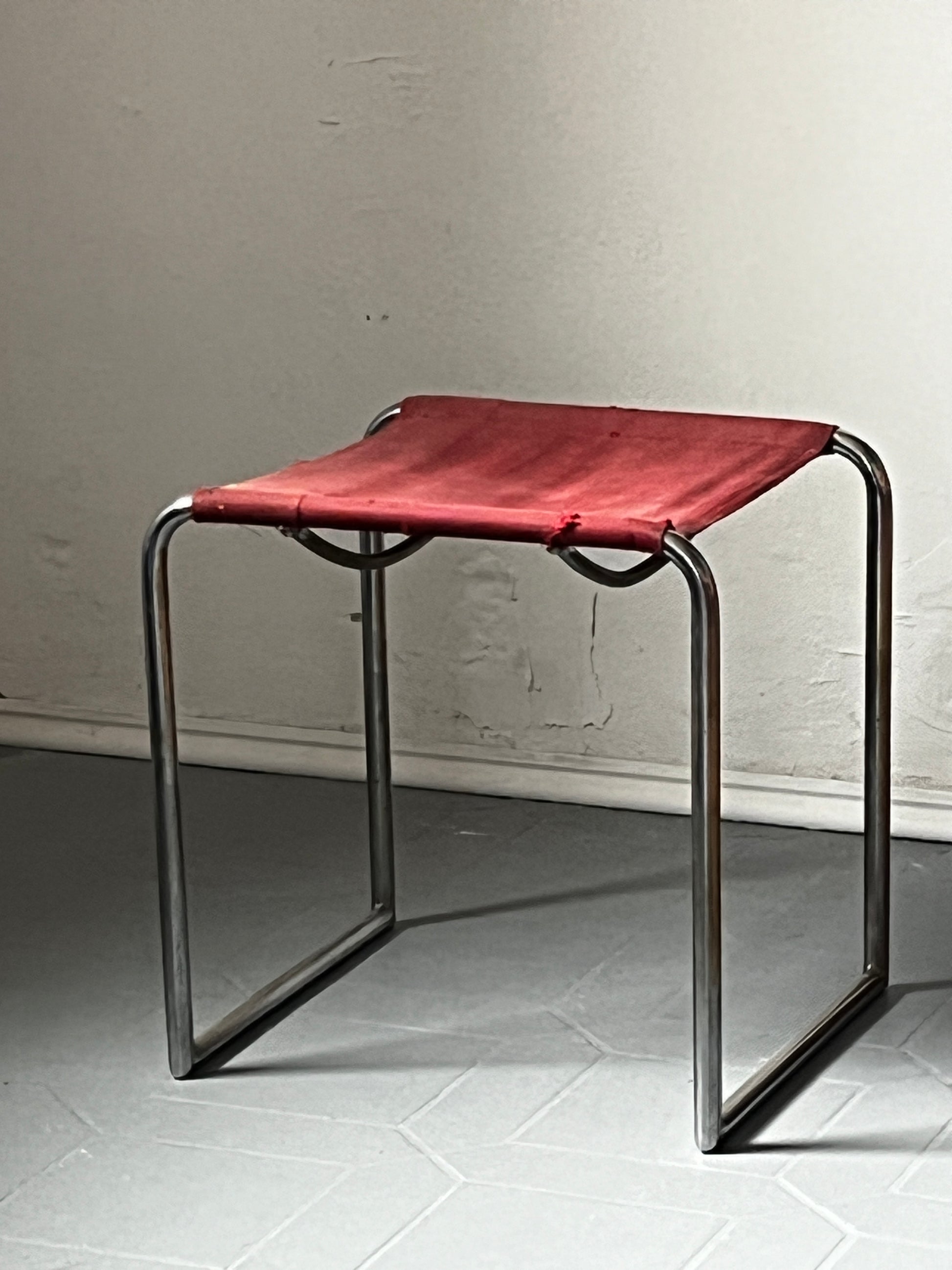 Bauhaus Ära Stahlrohr Hocker mit Textilbezug vintseekers vintagefurniture
