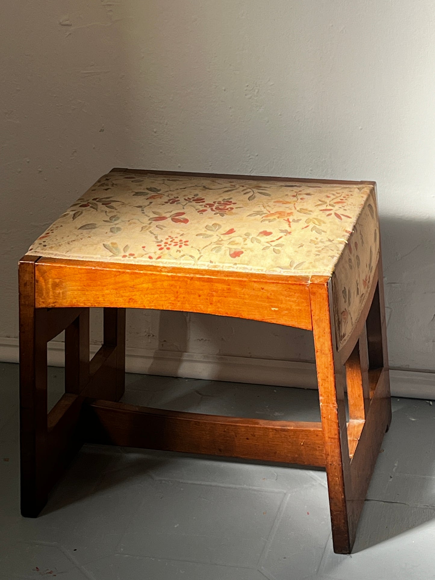 Jugendstil Hocker Holz mit Textilbezug