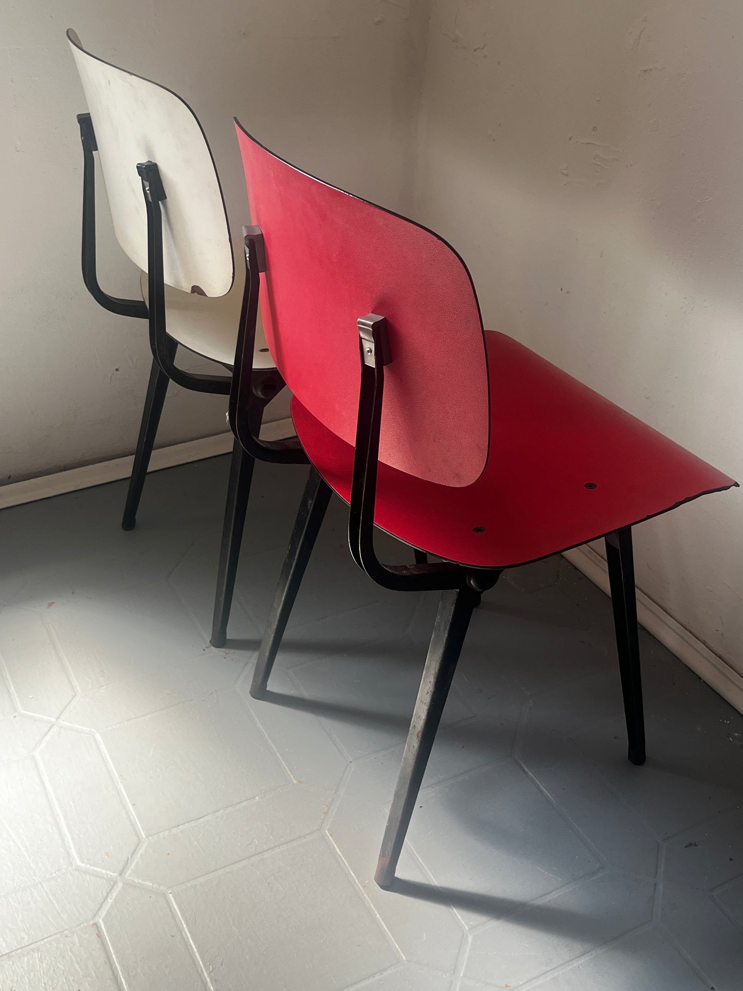 2 Revolt Sessel Friso Kramer Ahrend de Cirkel 1970 1980 Rot Weiss