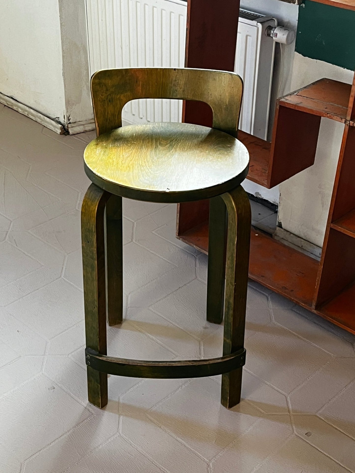 Alvar Aalto K65 Barhocker 1970 / 1980 Holz grün Hersteller unbekannt - vintseekers