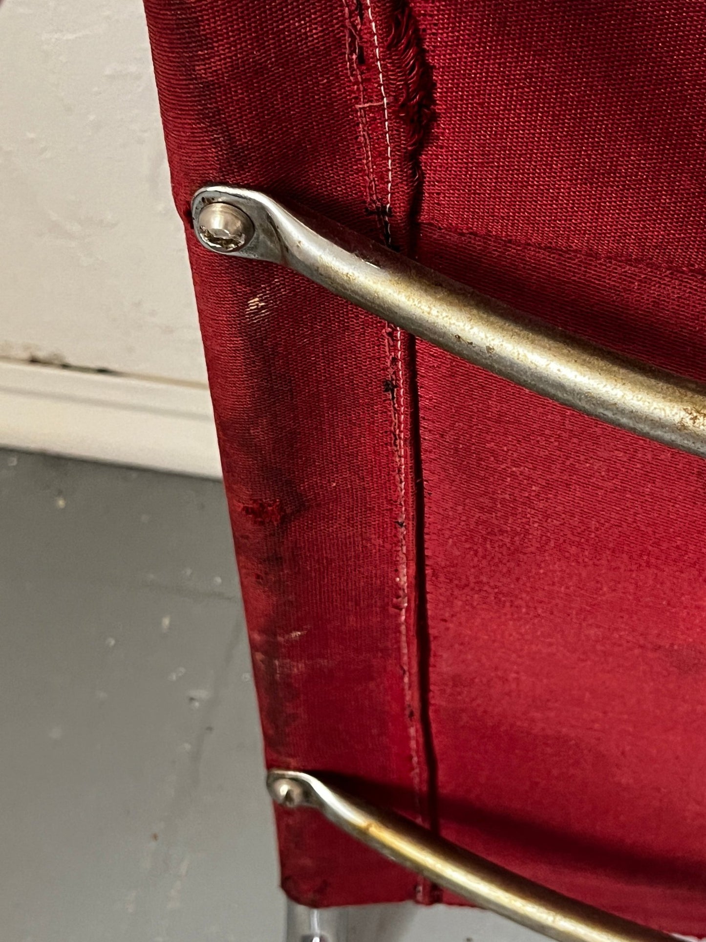Bauhaus Hocker Stahlrohr mit Textil rot - vintseekers