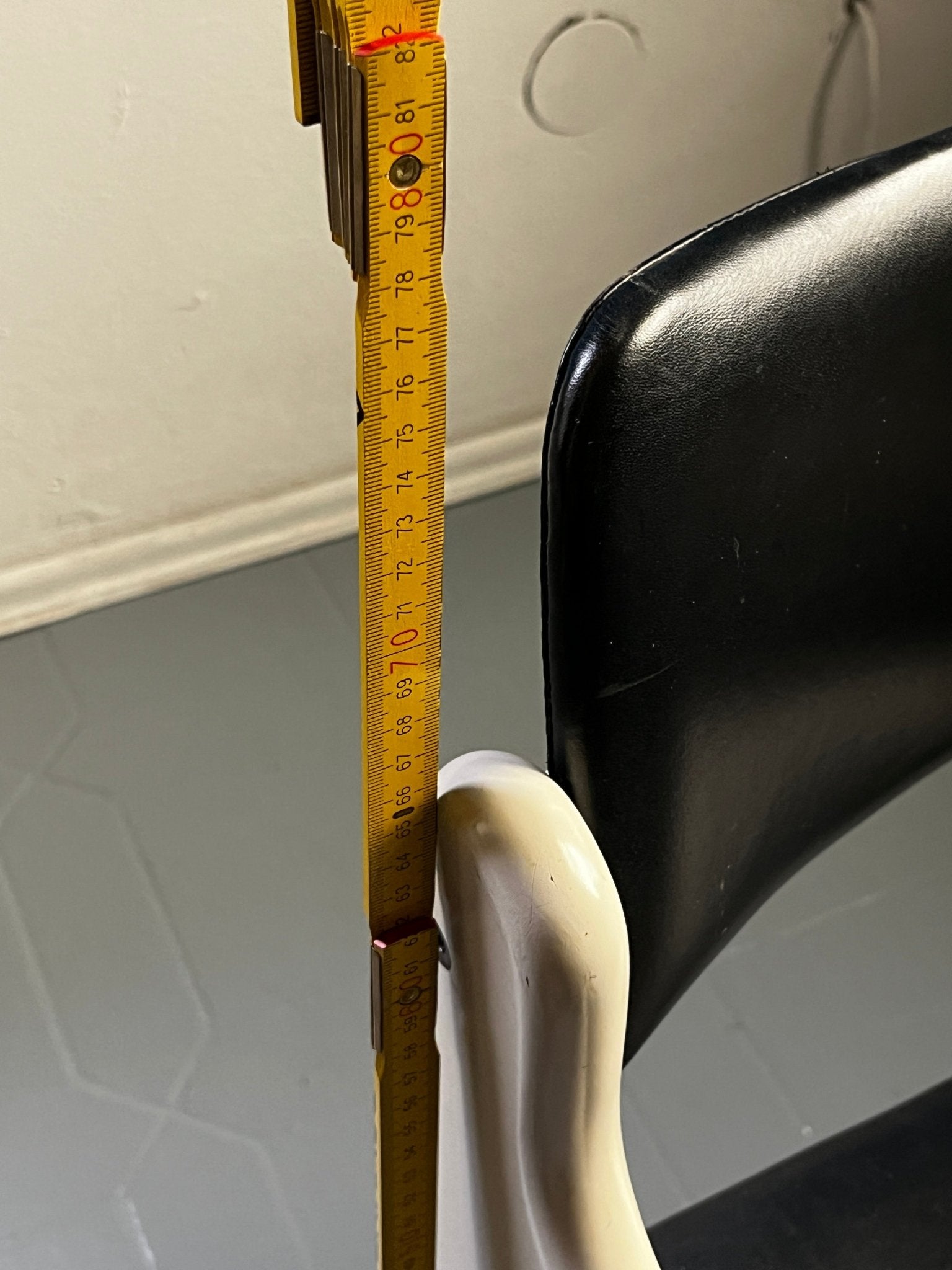Eero Aarnio Flamingo Sessel Holz weiss Kunstleder schwarz - vintseekers