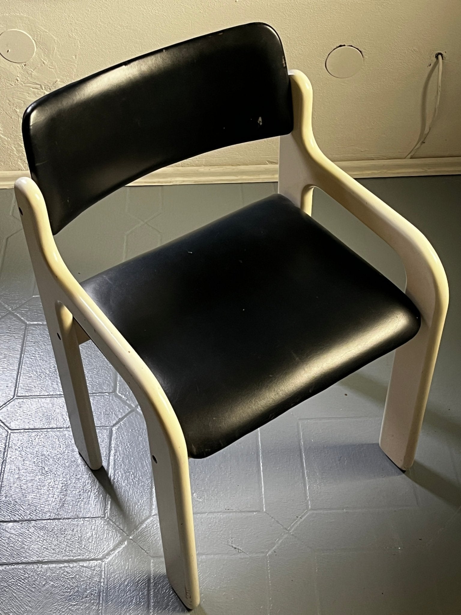 Eero Aarnio Flamingo Sessel Holz weiss Kunstleder schwarz - vintseekers