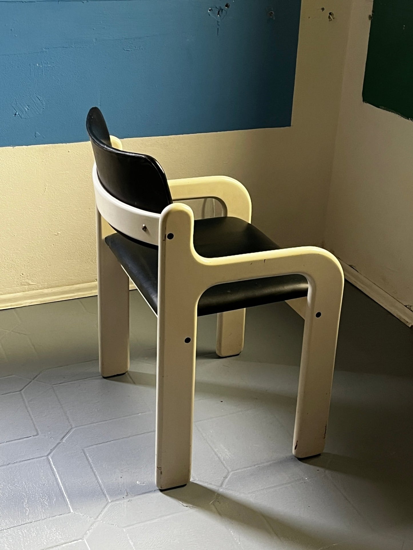 Eero Aarnio Flamingo Sessel Holz weiss Kunstleder schwarz - vintseekers