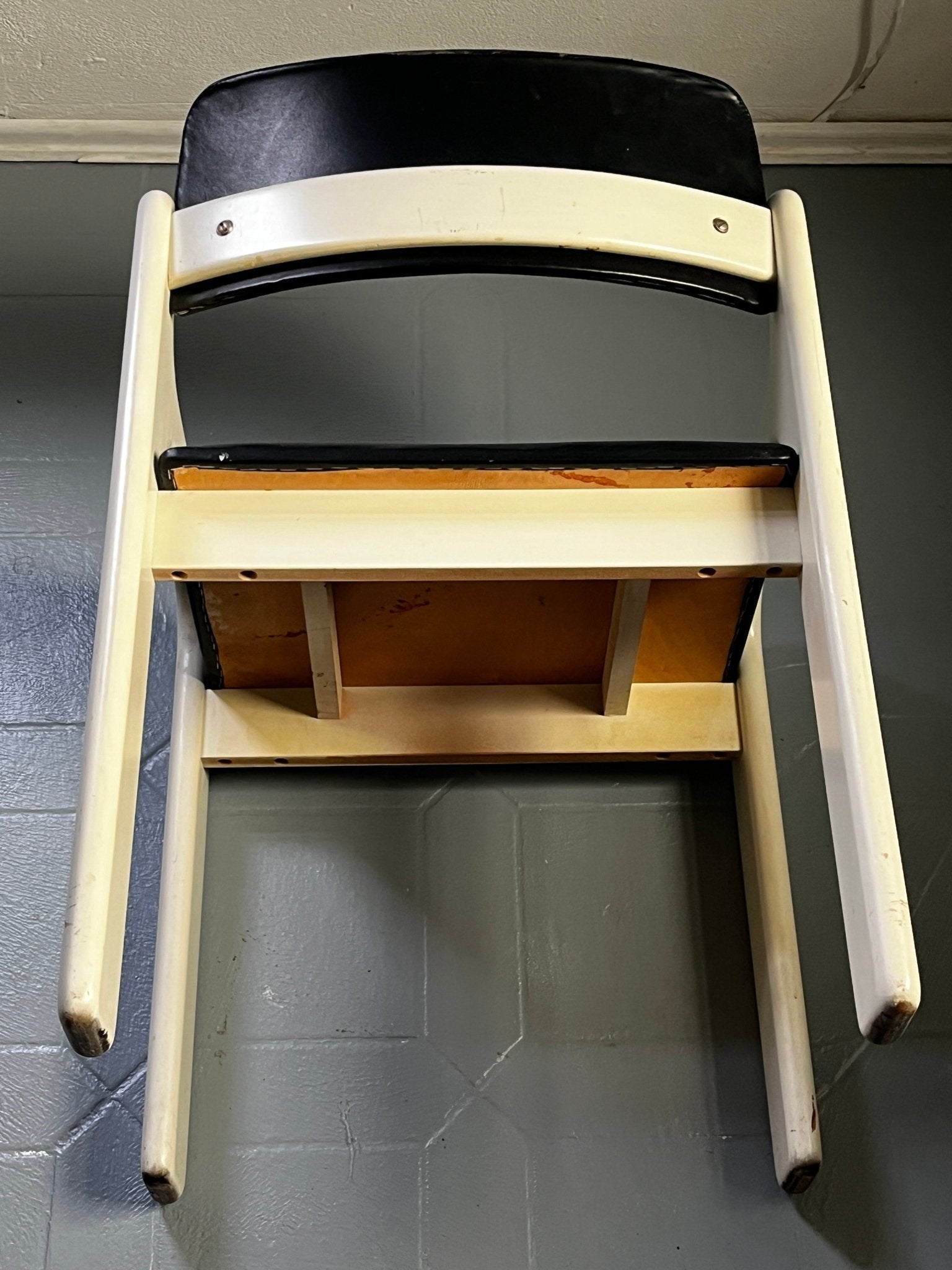 Eero Aarnio Flamingo Sessel Holz weiss Kunstleder schwarz - vintseekers