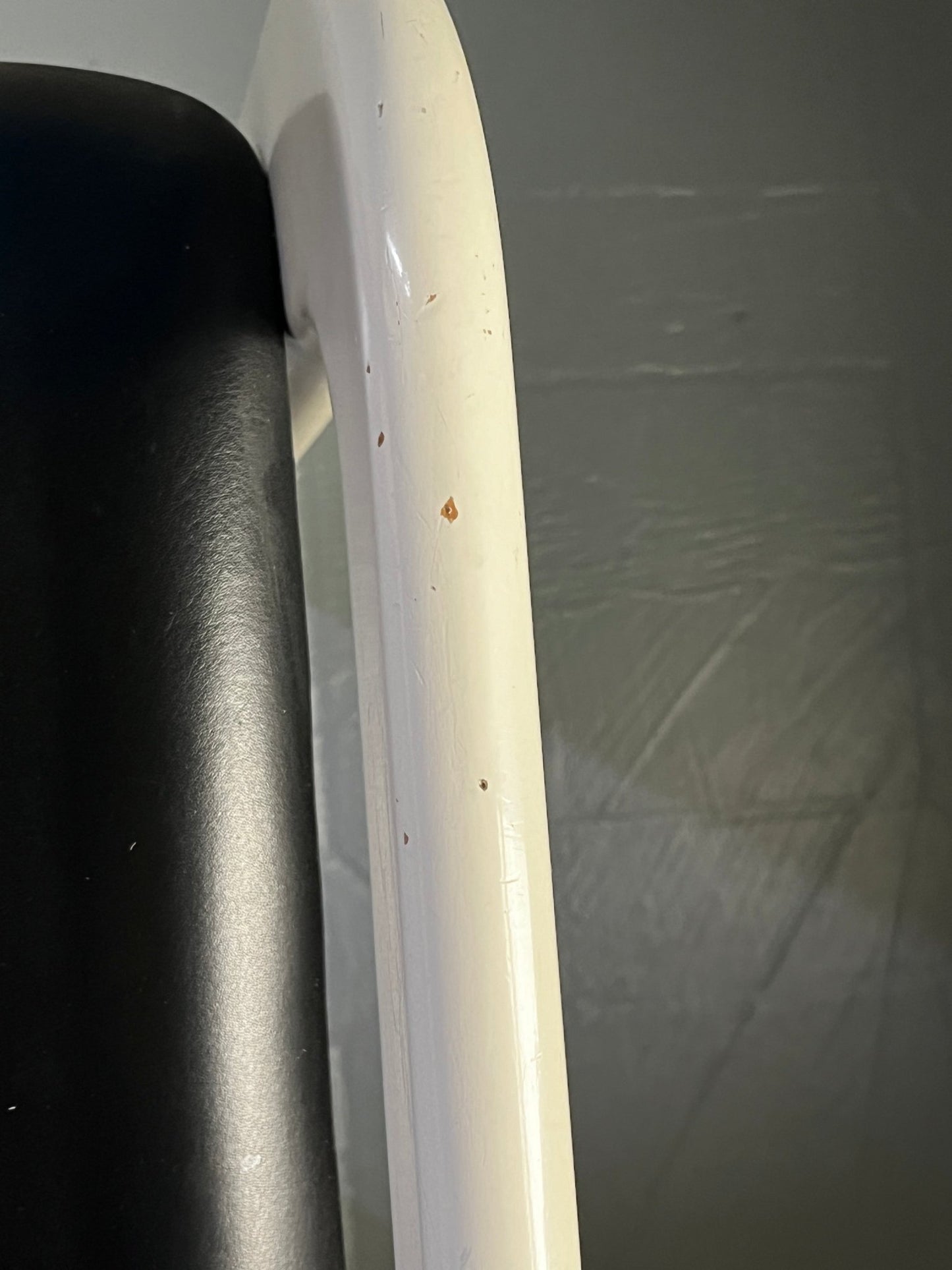 Eero Aarnio Flamingo Sessel Holz weiss Kunstleder schwarz - vintseekers