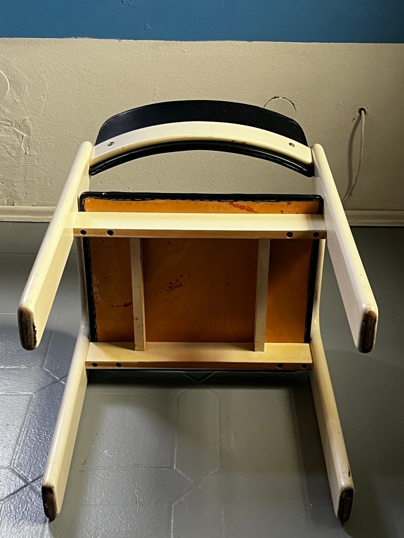 Eero Aarnio Flamingo Sessel Holz weiss Kunstleder schwarz - vintseekers