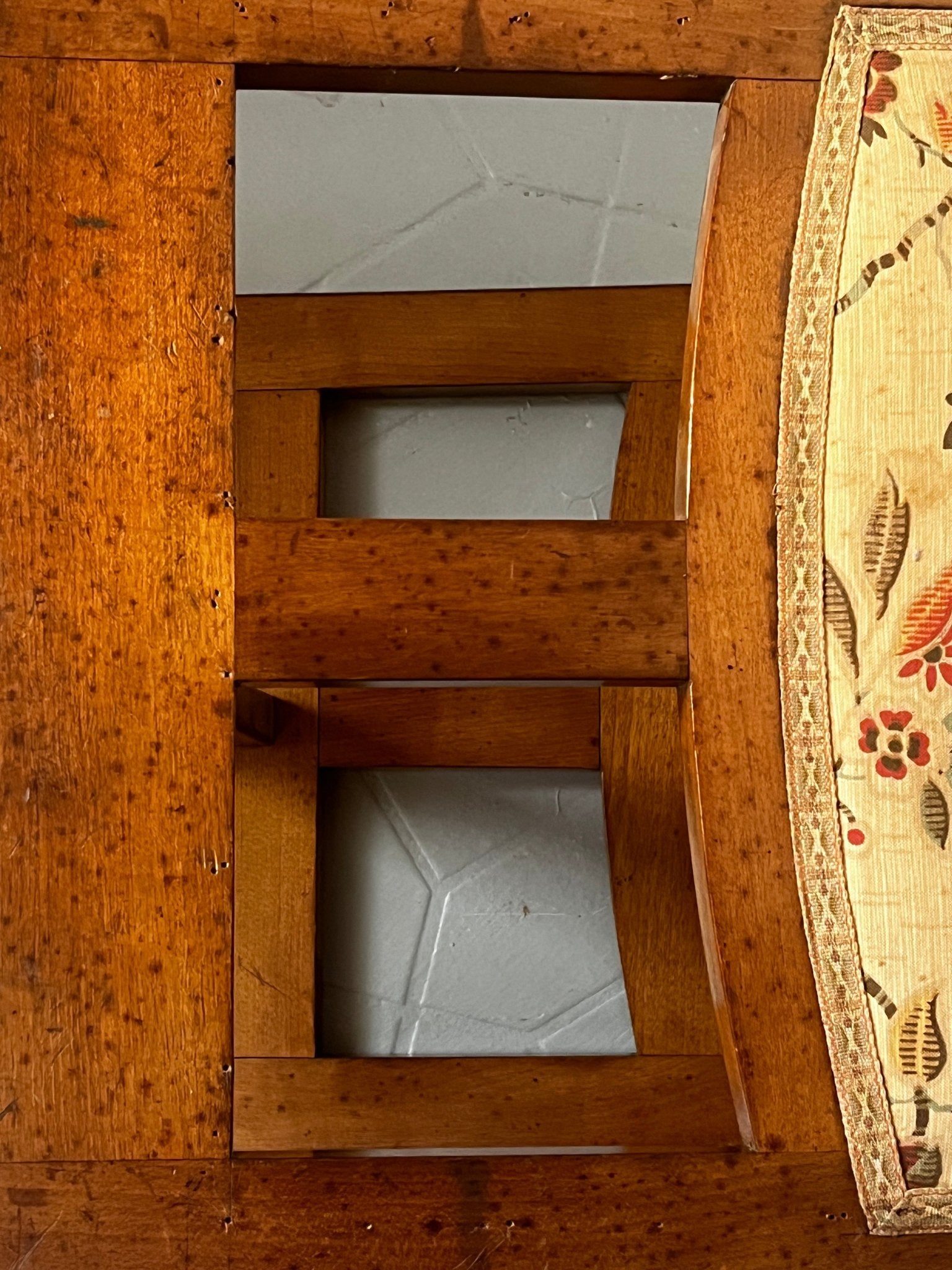 Jugendstil Hocker Holz braun Textil floral - vintseekers