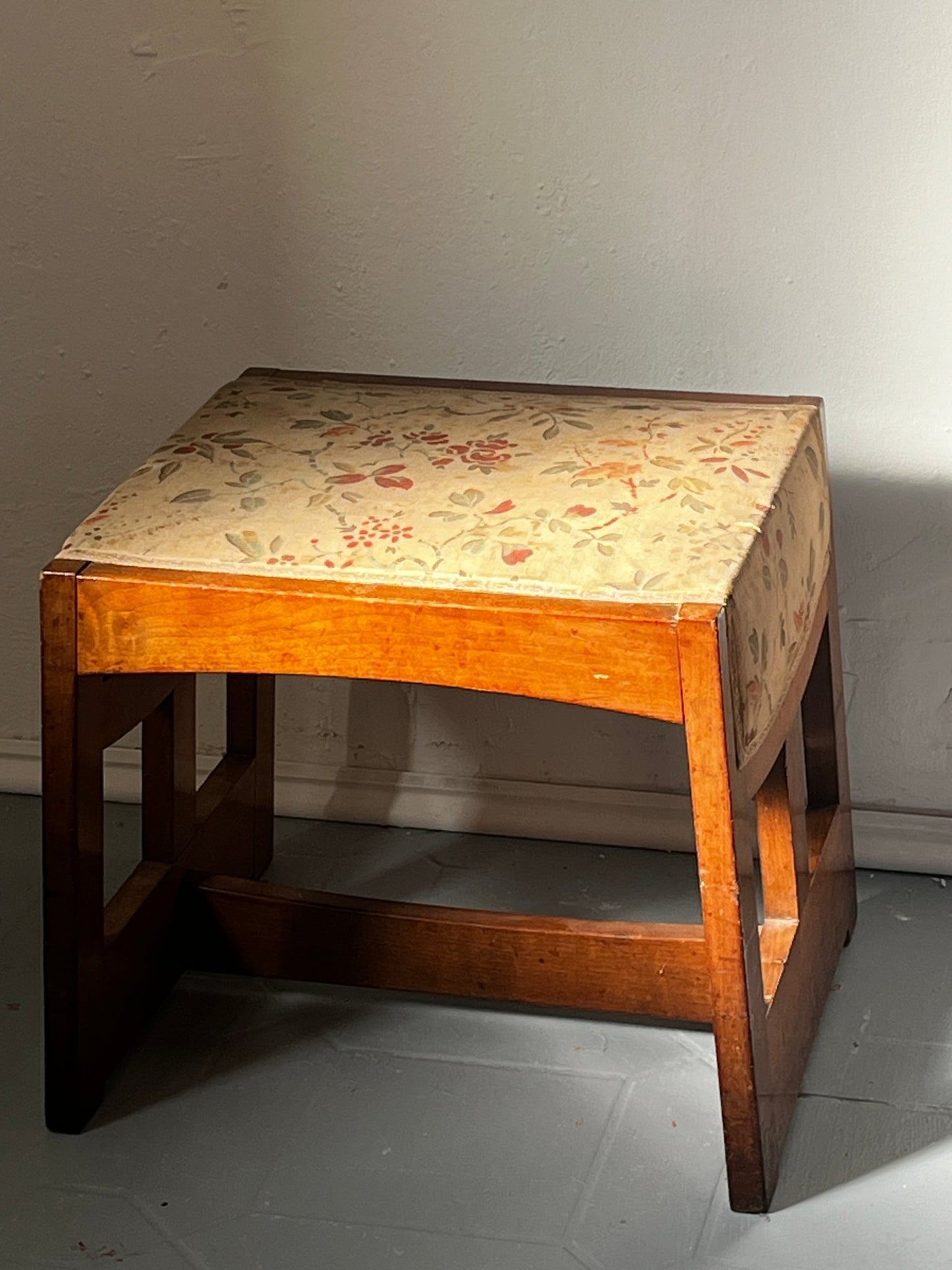 Jugendstil Hocker Holz braun Textil floral - vintseekers