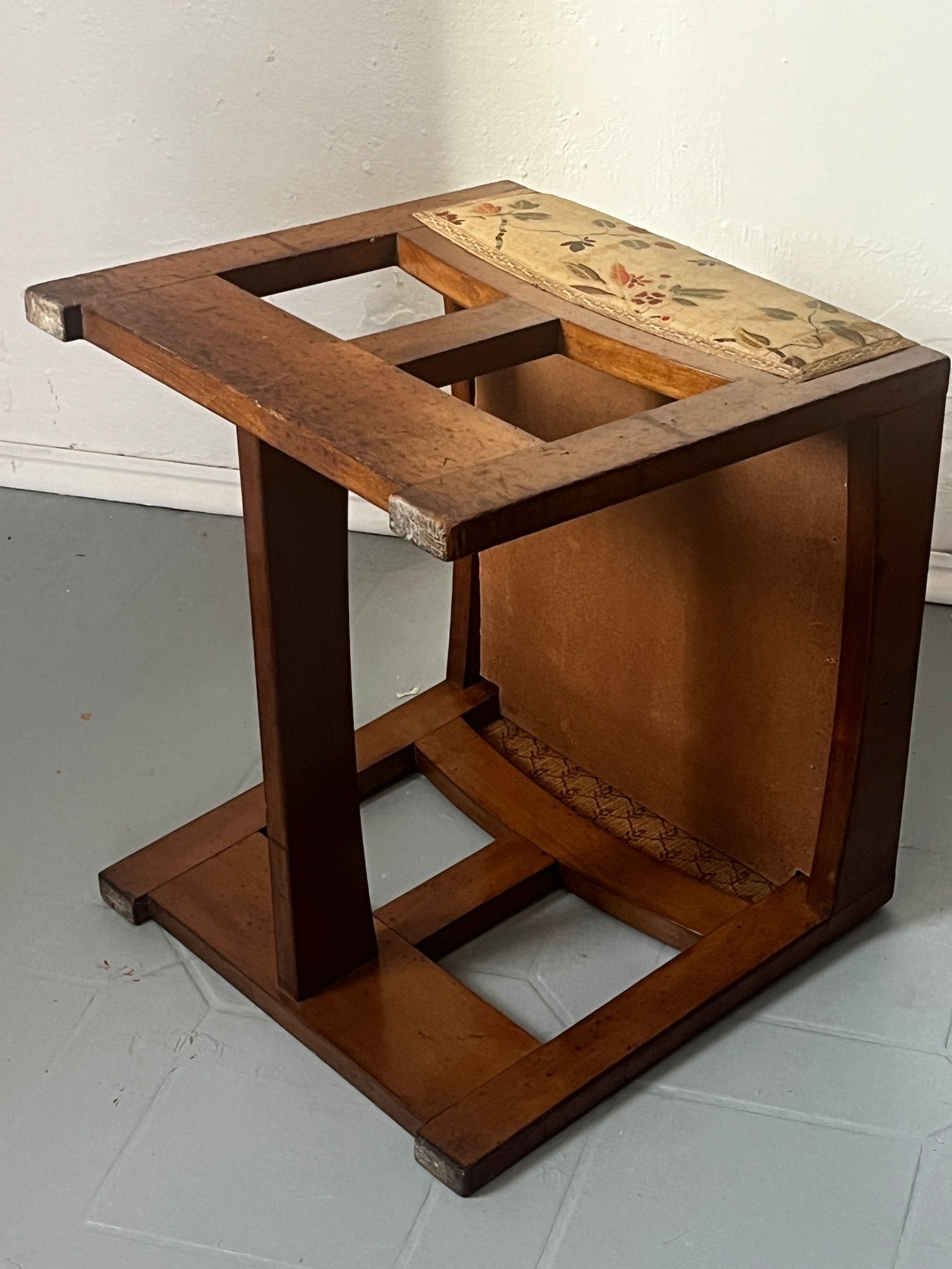 Jugendstil Hocker Holz braun Textil floral - vintseekers