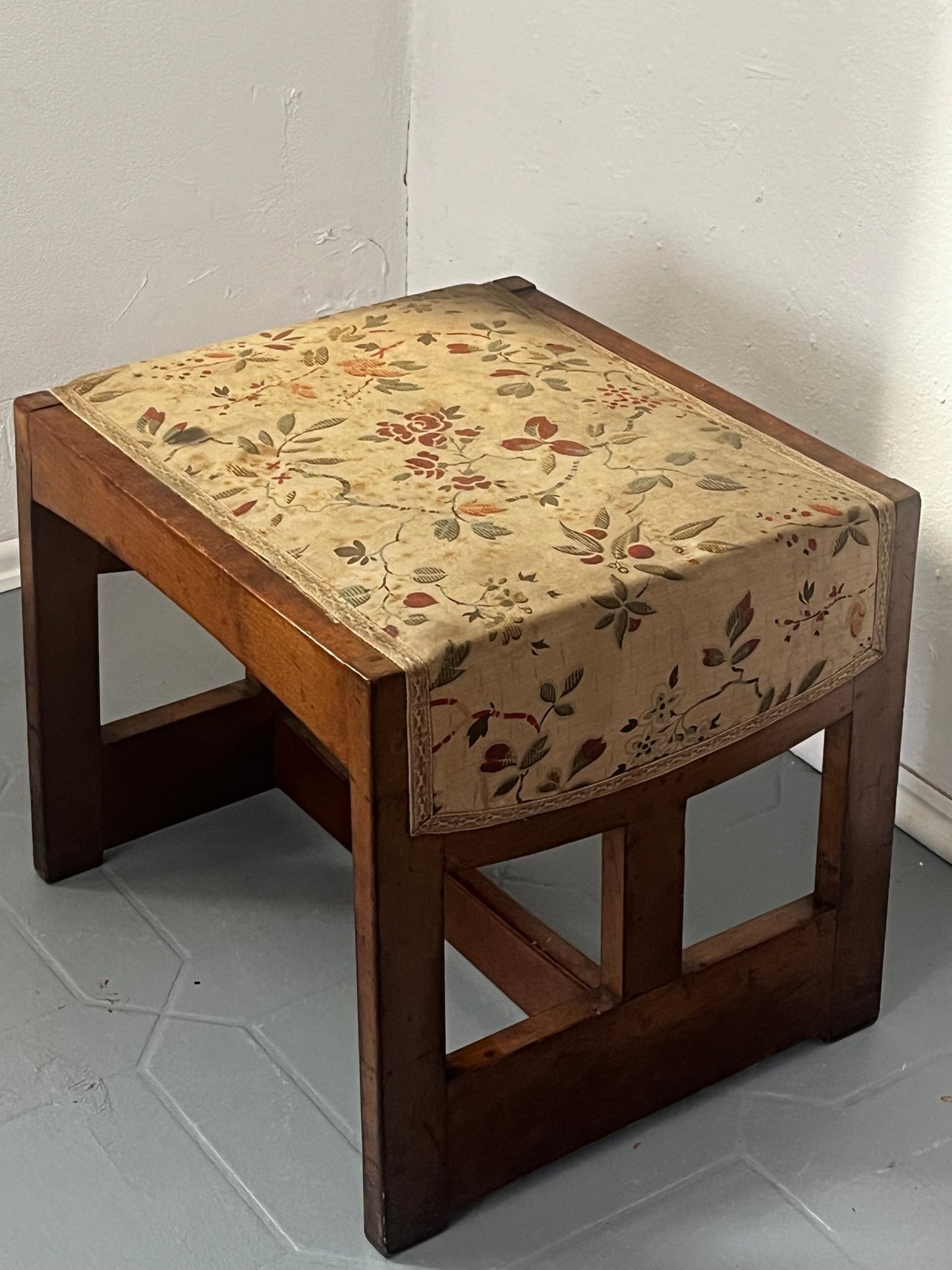 Jugendstil Hocker Holz braun Textil floral - vintseekers