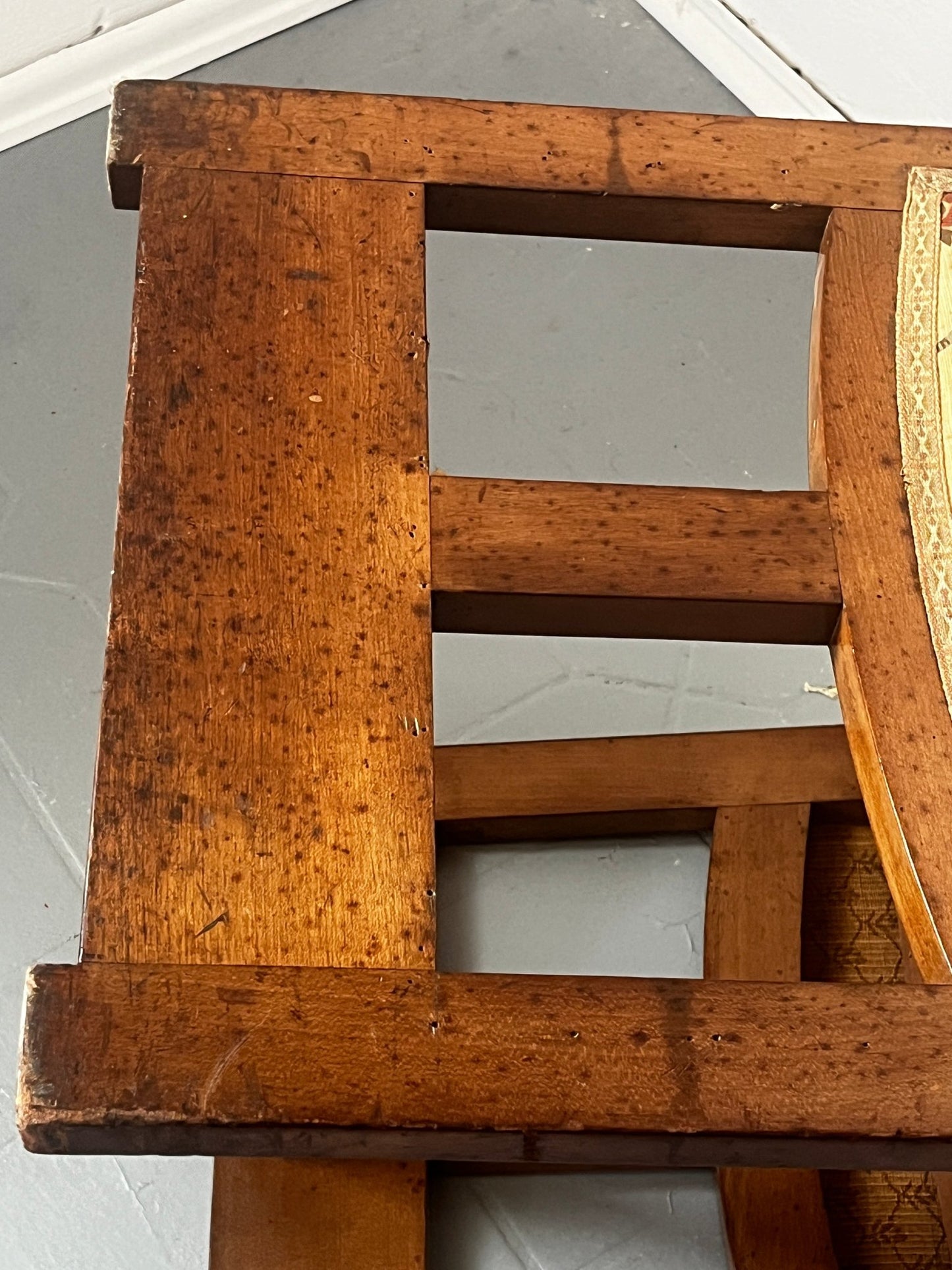Jugendstil Hocker Holz braun Textil floral - vintseekers