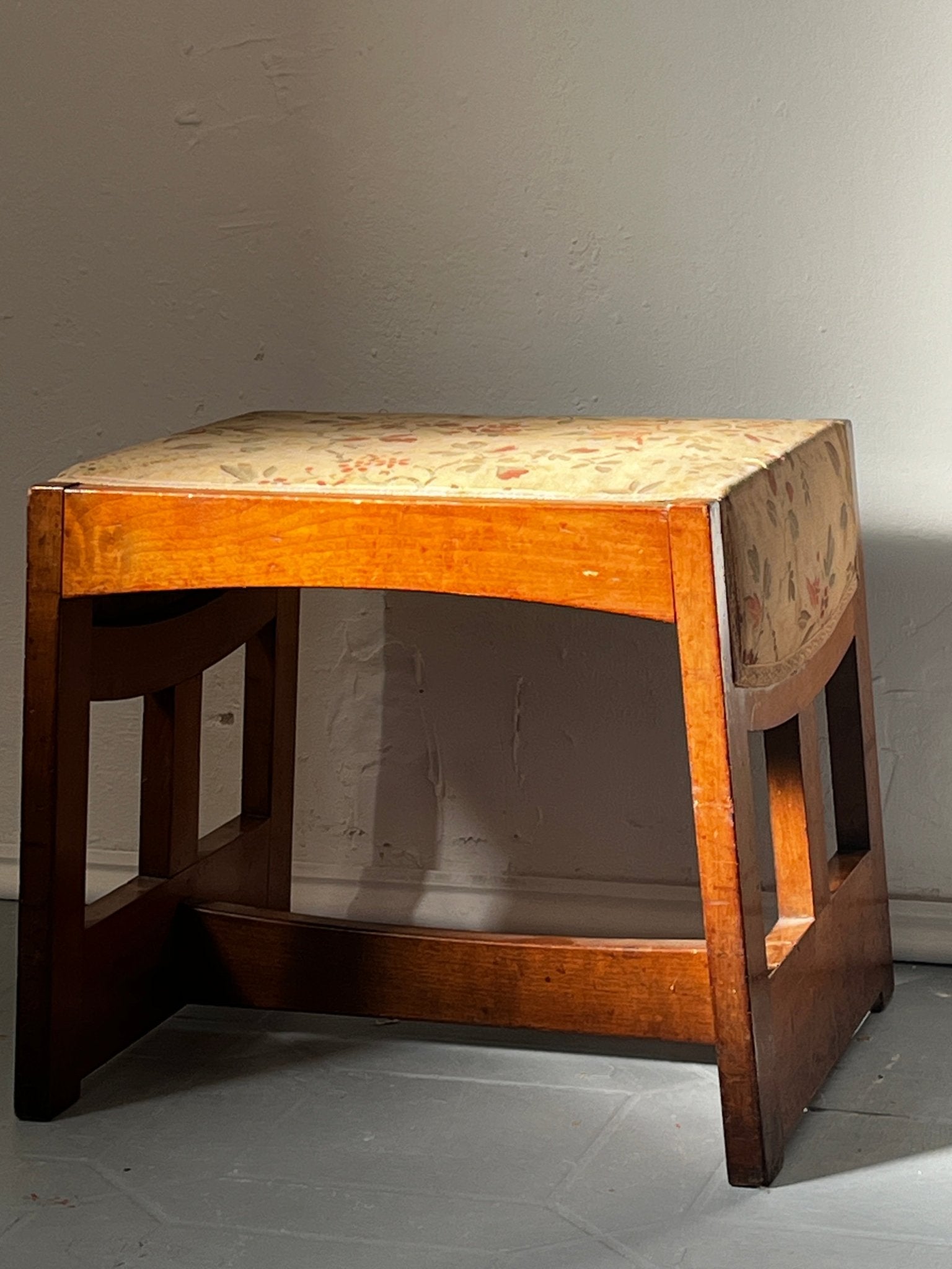 Jugendstil Hocker Holz braun Textil floral - vintseekers