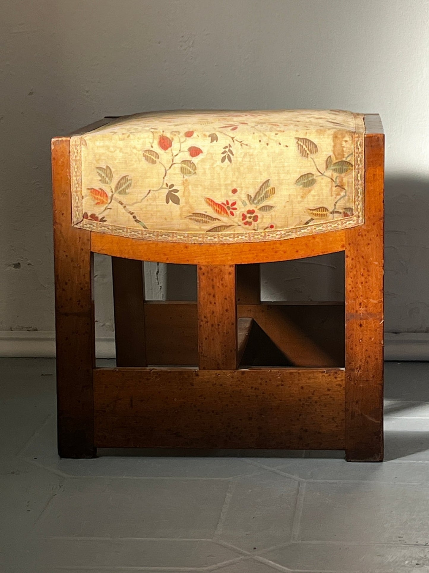 Jugendstil Hocker Holz braun Textil floral - vintseekers