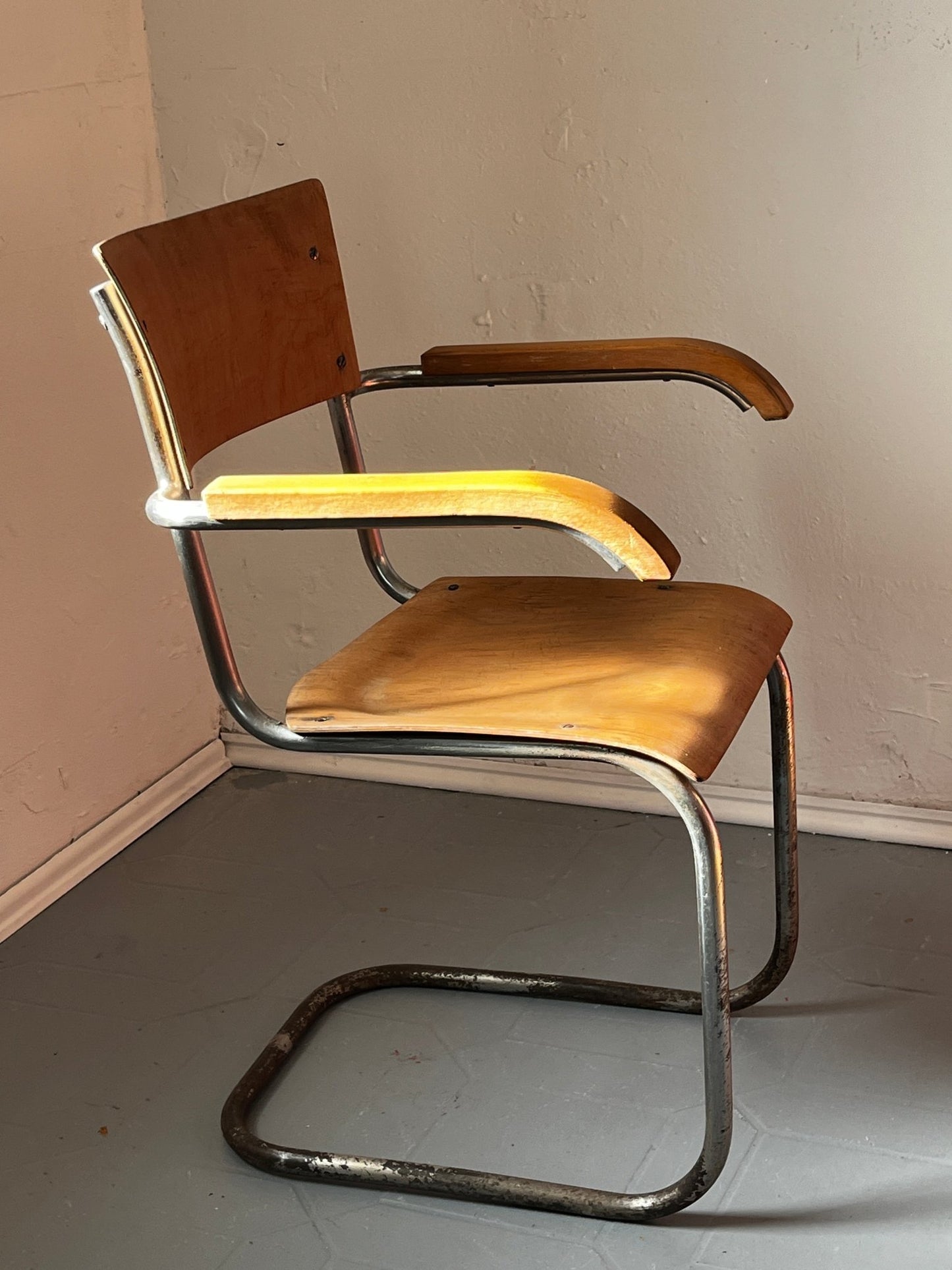 Mart Stam S 43 F Sessel Freischinger Gottwald Wien Stahlrohr Holz braun - vintseekers
