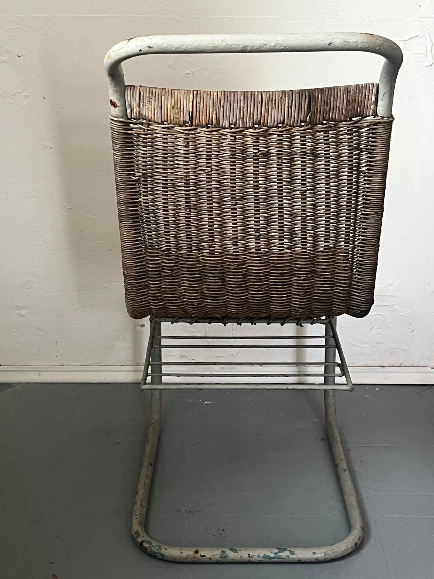 Quittner Wien AG Stahlrohr Sessel mit Zeitungsablage 1930er bis 1950er - vintseekers